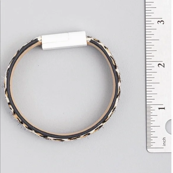 Leopard Print Bracelet Lightning Charger - Picture 2 of 3